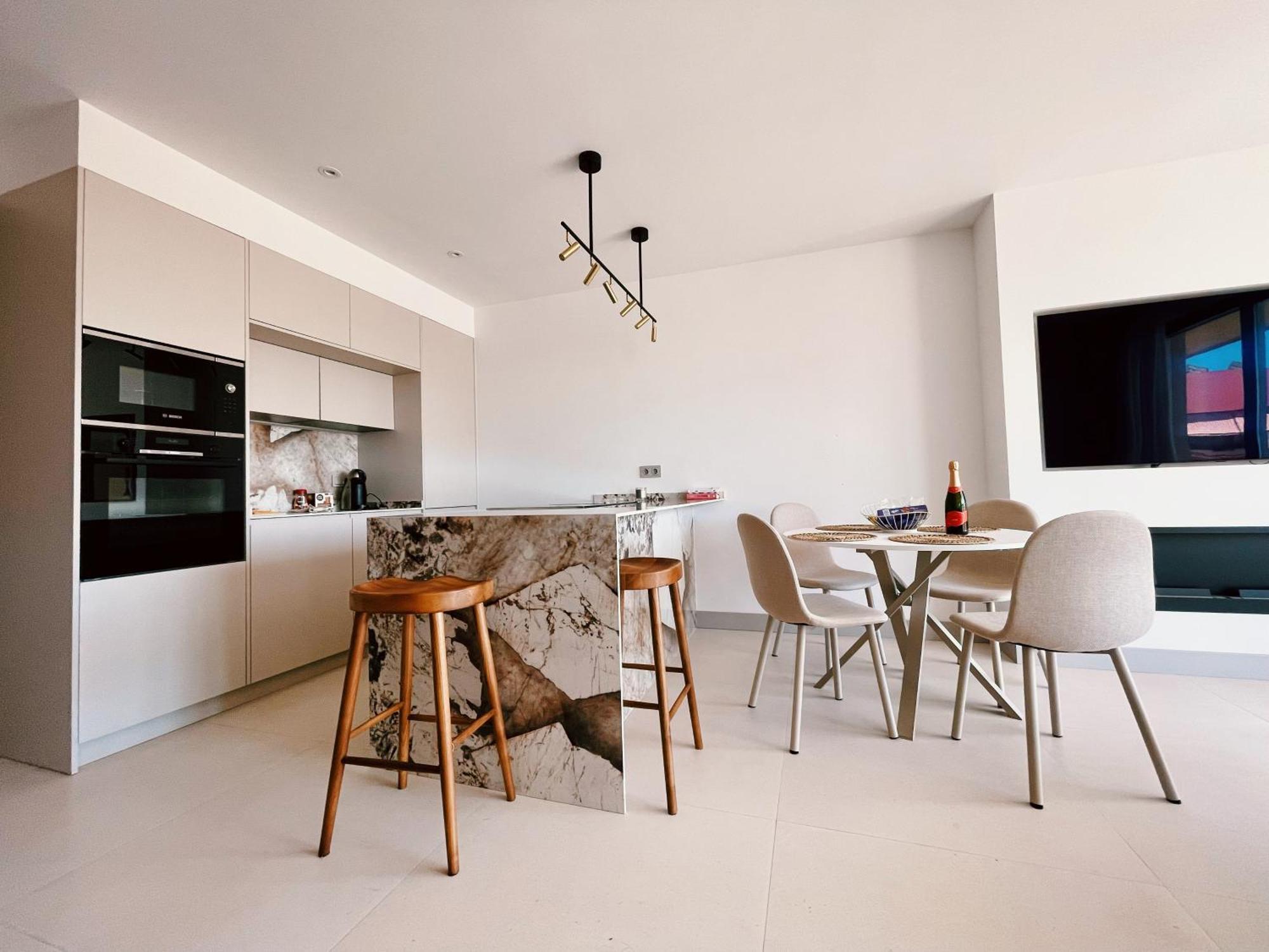 Luxury Beachfront Apartment *